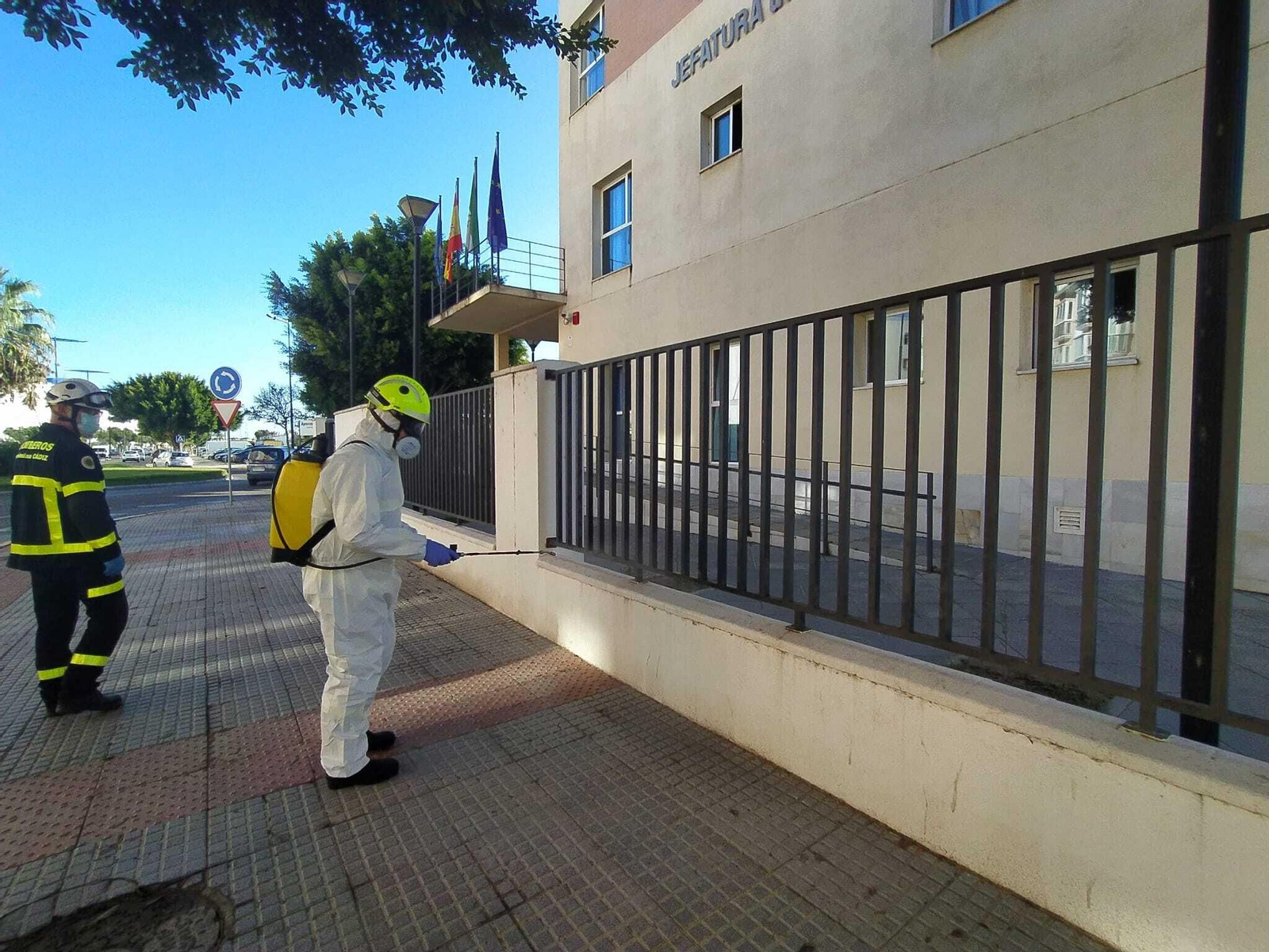 Bomberos desinfectan los exteriores de la Jefatura de Policía Local de San Fernando.