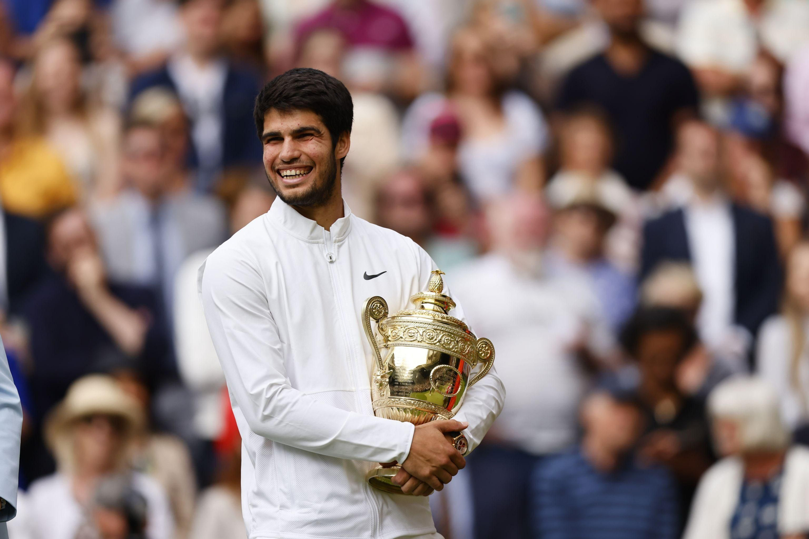 Carlos Alcaraz, sonriente, abraza con mimo el trofeo conquistado en Wimbledon.