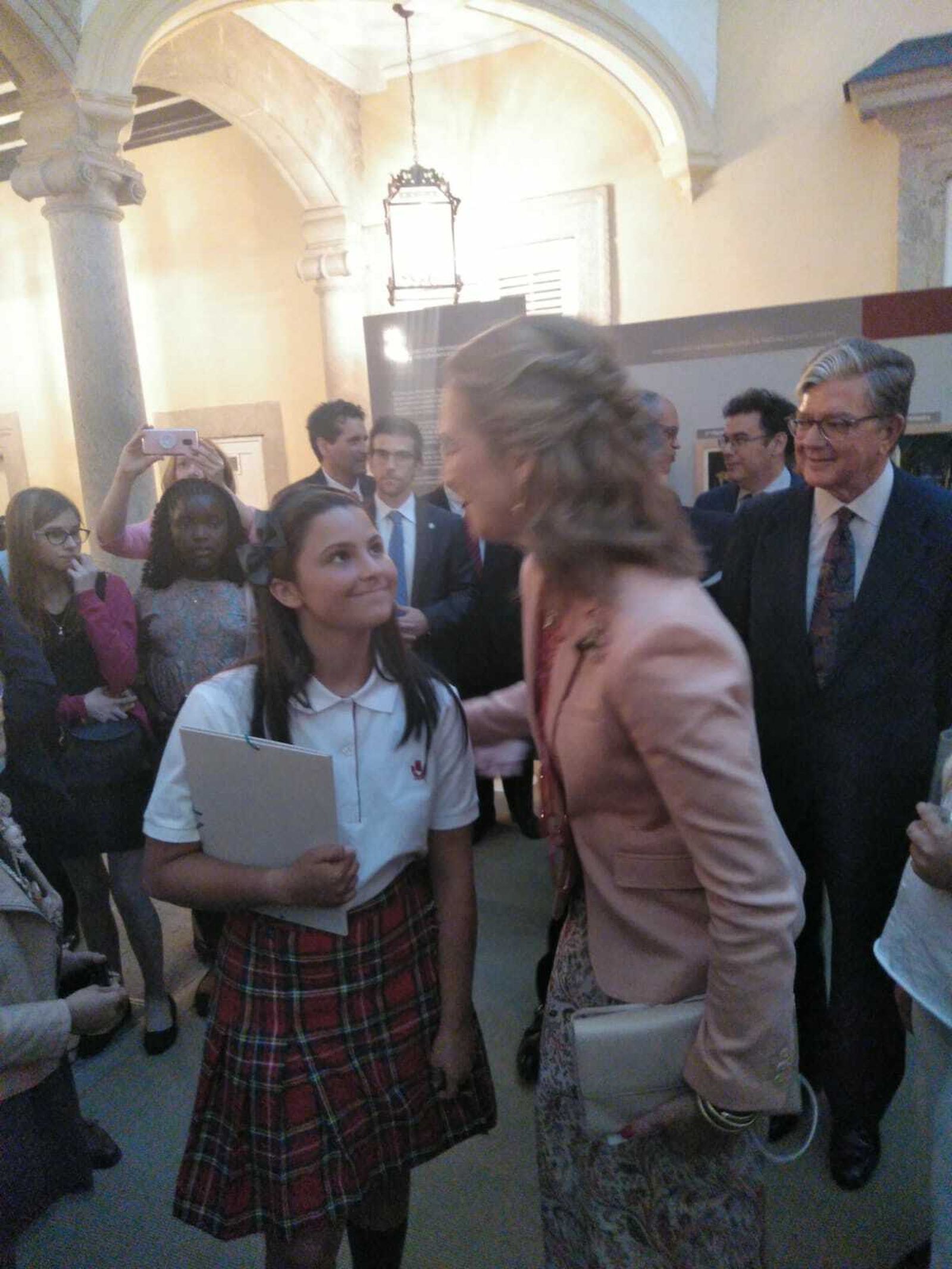 La Infanta saluda a Daniela.