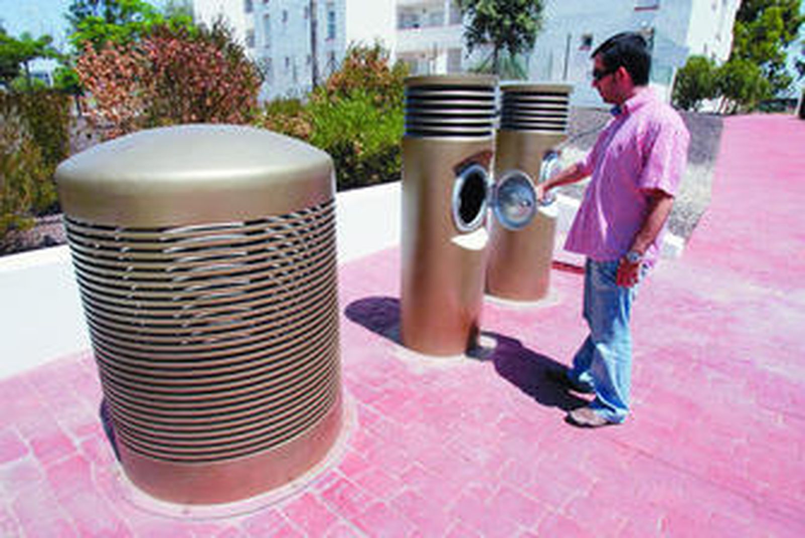 La arquitectura de la central de El Toyo está adaptada al entorno.