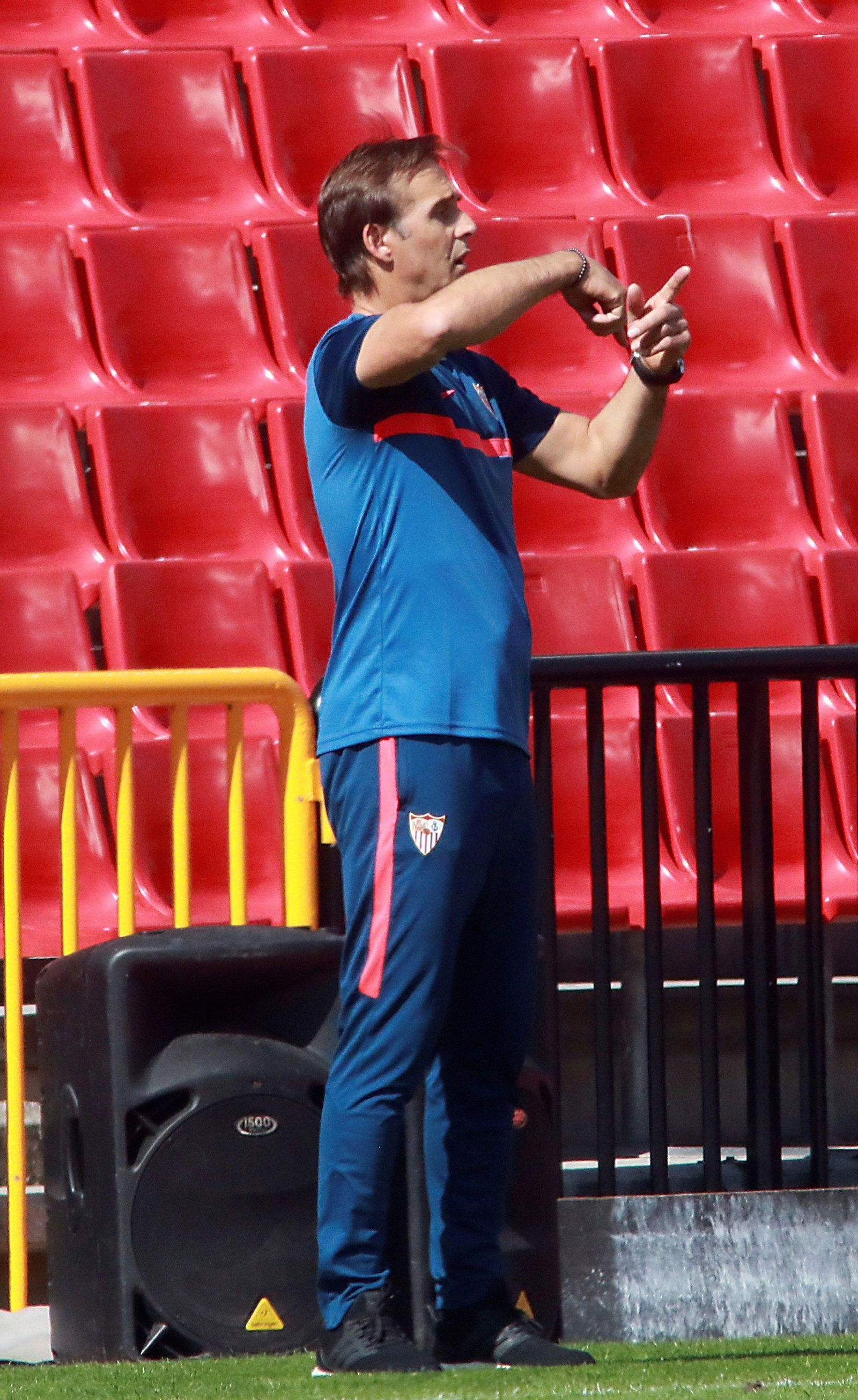 Lopetegui realiza una indicación a sus futbolistas.