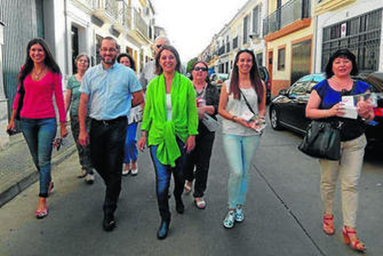 Isabel Ambrosio pasea acompañada por las calles de Villarrubia.