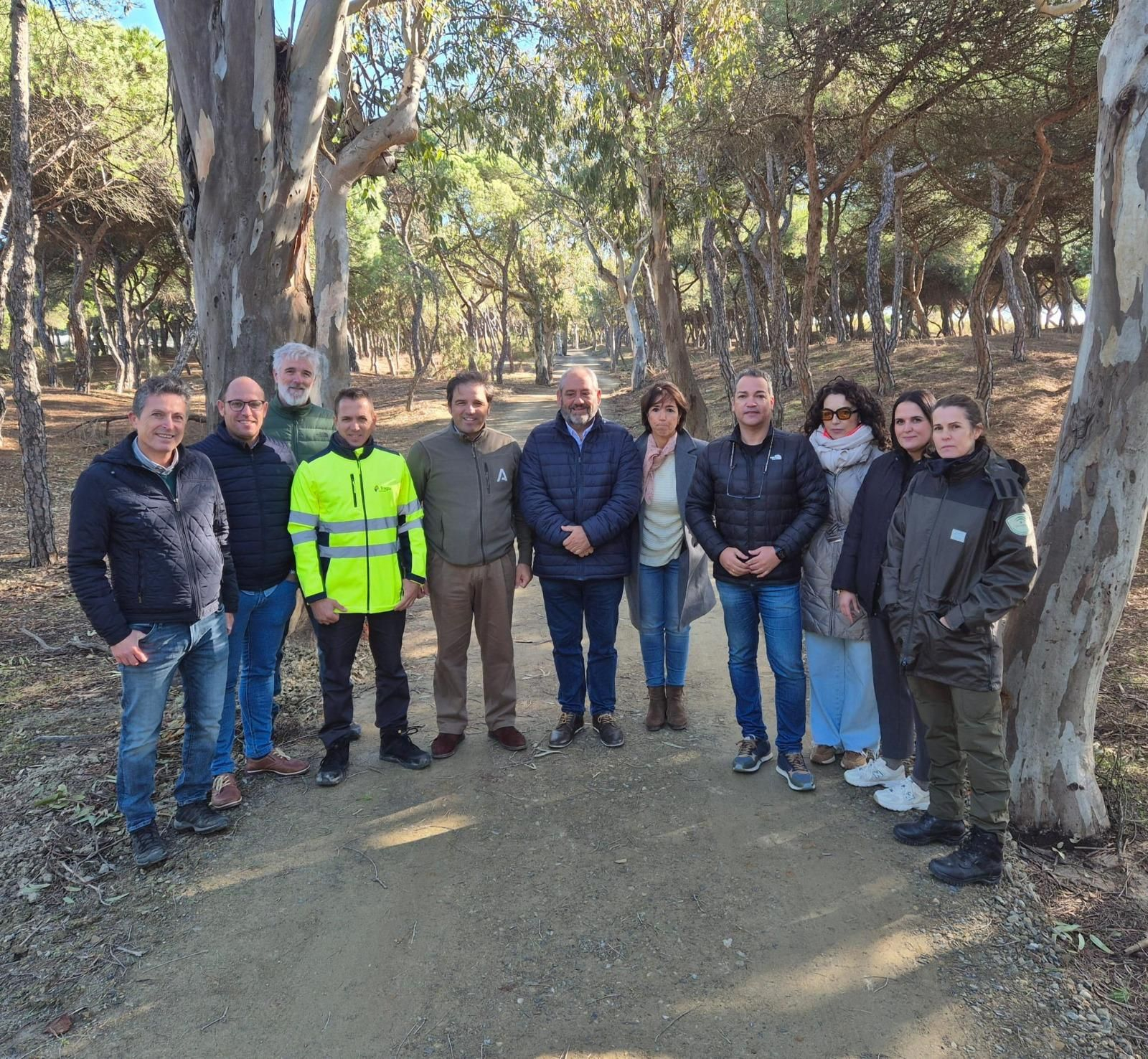 Pedro Yórquez junto a miembros de la corporación municipal de Isla Cristina y La Redondela y técnicos de la Junta.
