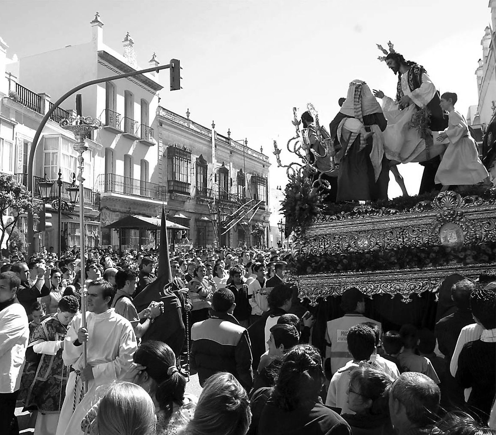 Salida de Borriquita desde la parroquia castrense de San Francisco, en San Fernando