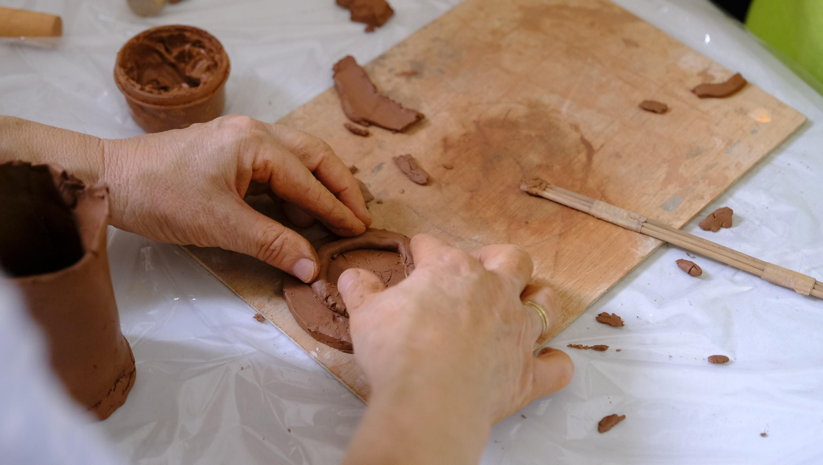 Las imágenes de los talleres familiares de cerámica en la Feria de Almería 2025
