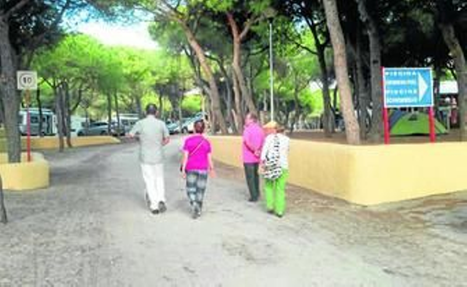 Una imagen de los diferentes representantes de la federación vecinal durante la visita a las instalaciones.