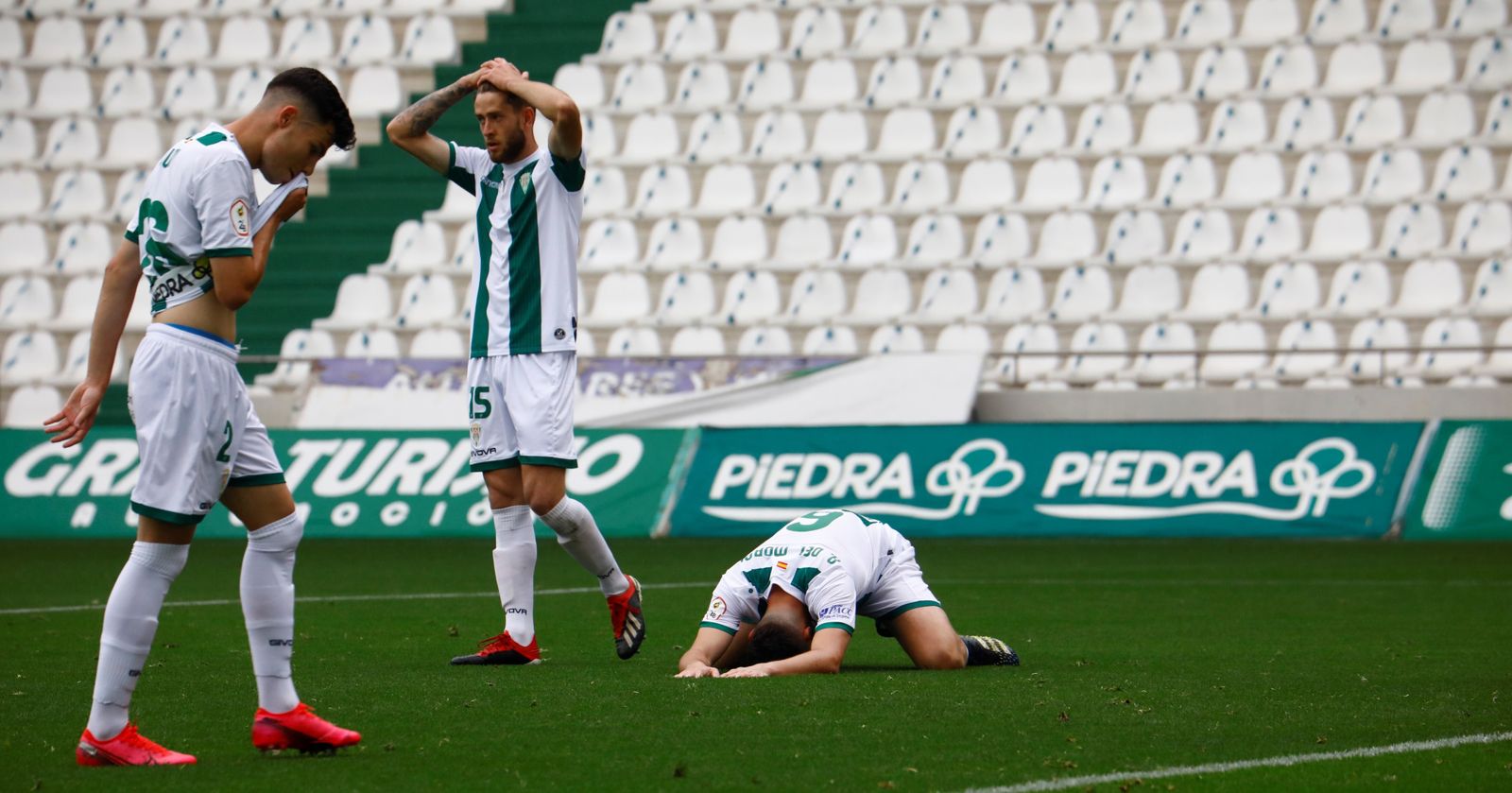Luismi, Nahuel y Del Moral, desesperados al final del partido ante el Tamaraceite.