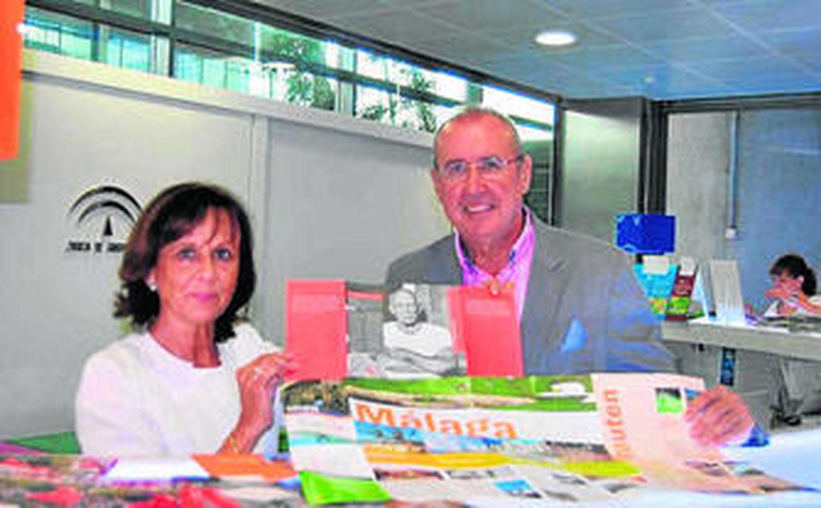 Martel y Souvirón, ayer, en la visita a la oficina de información.