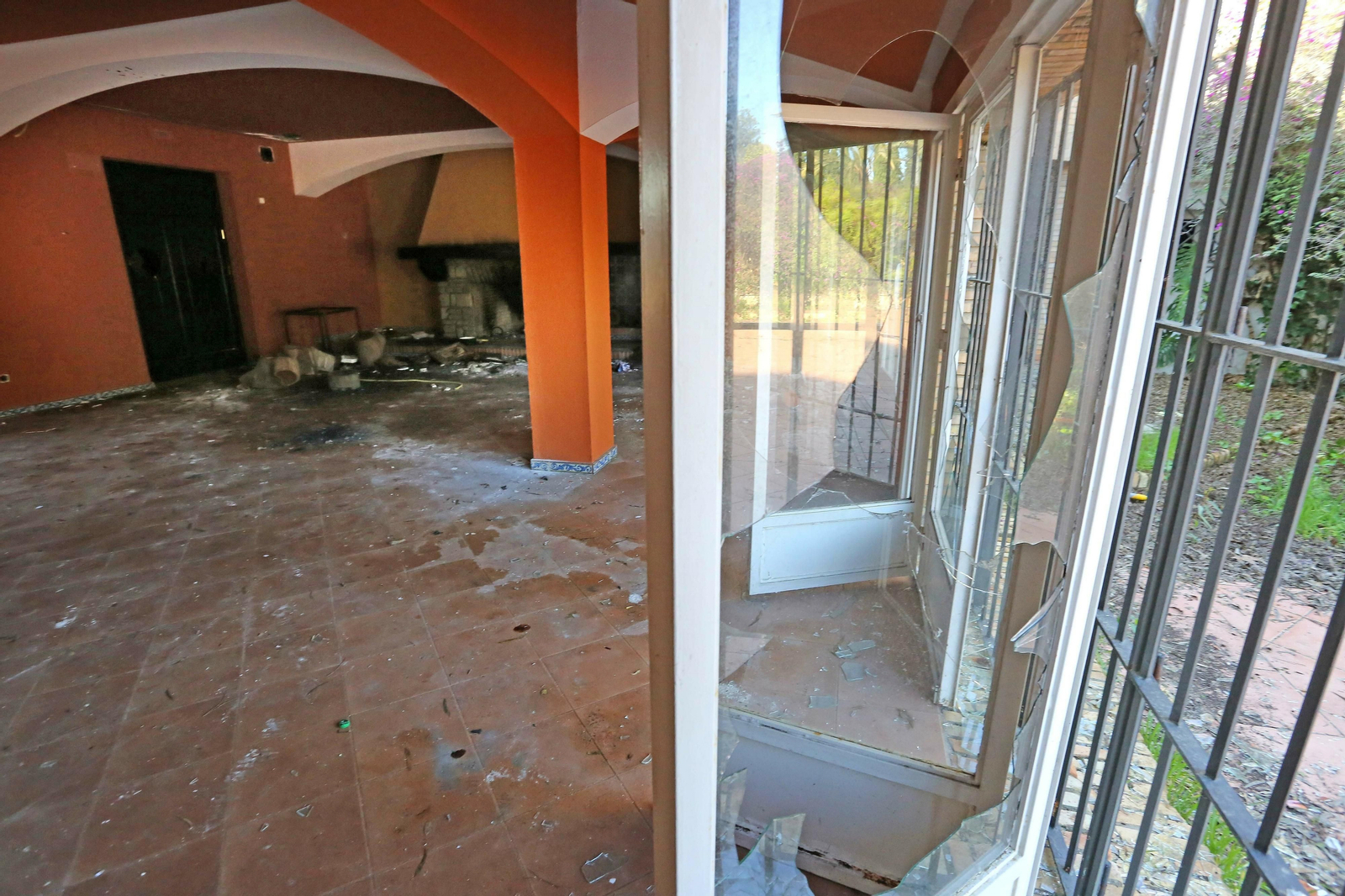 El salón principal de 'El Bosque' y, a la derecha, una de sus terrazas.