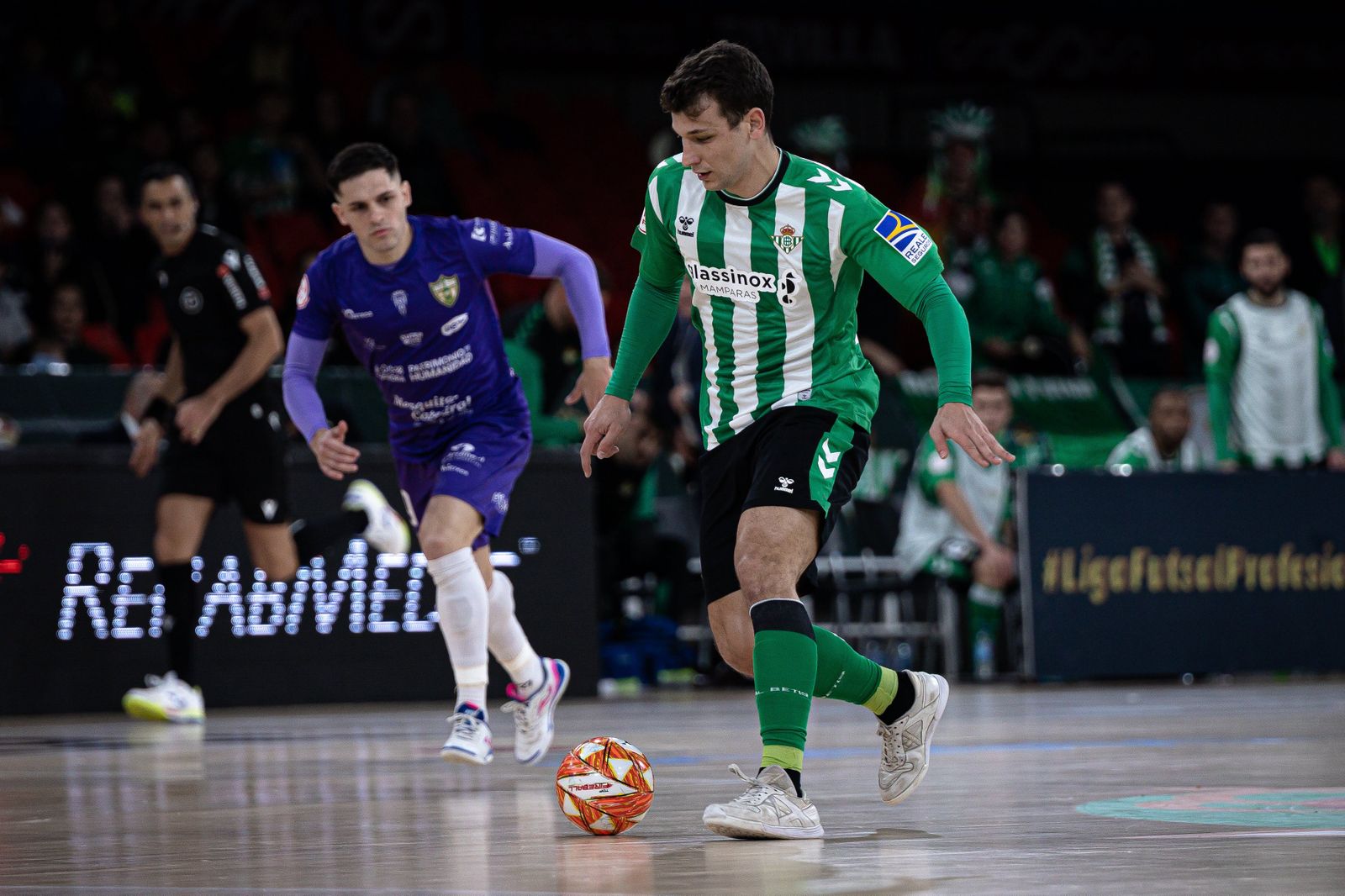 Eric Pérez conduce un balón en el partido frente al Córdoba en San Pablo.