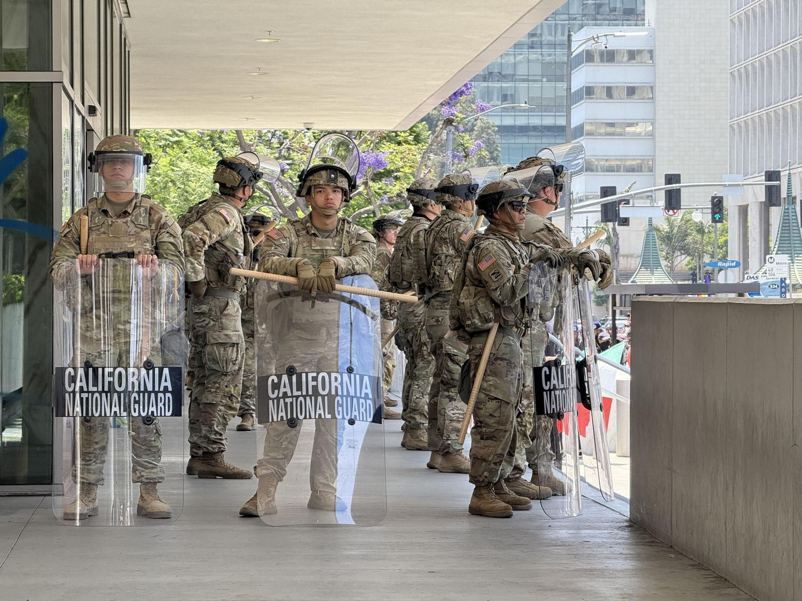 Agentes de la Guardia Nacional desplegados en el centro de Los Ángeles el pasado junio.