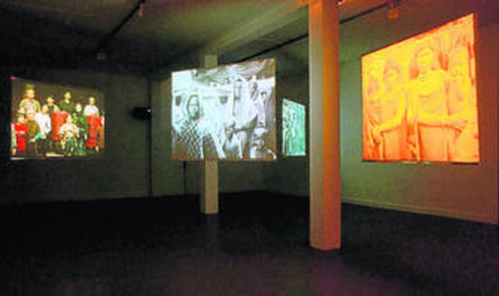 Tres de las pantallas en las que la artista Fiona Tan exhibe sus trabajos fílmicos.