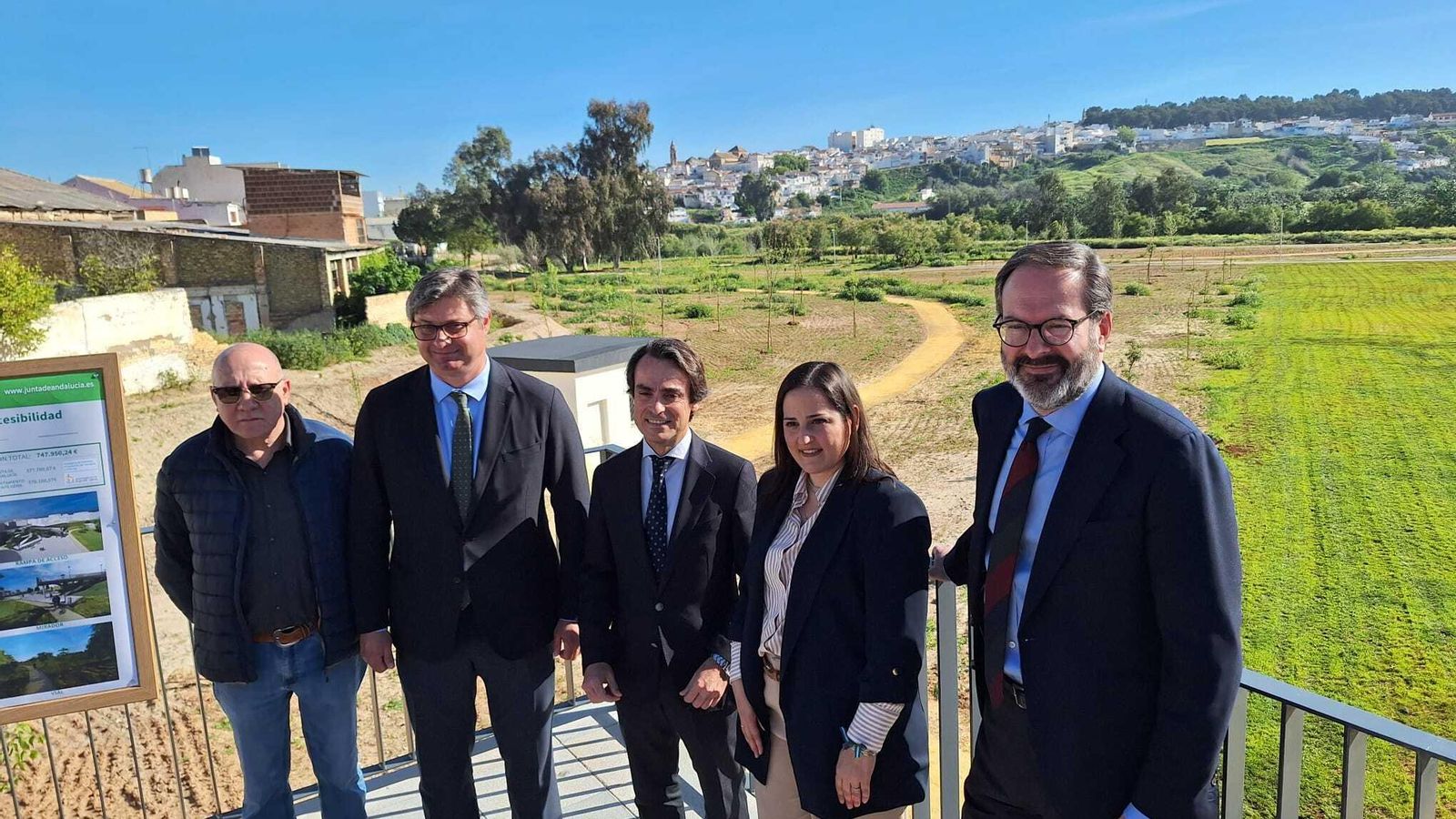 Las autoridades, en el nuevo mirador sobre los Llanos del Cristo de Puente Genil.