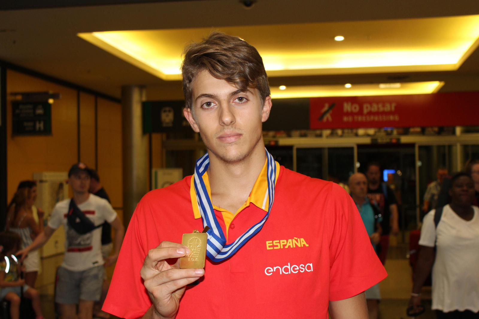 Alessandro Scariolo posa con la medalla de oro del Europeo sub 18.