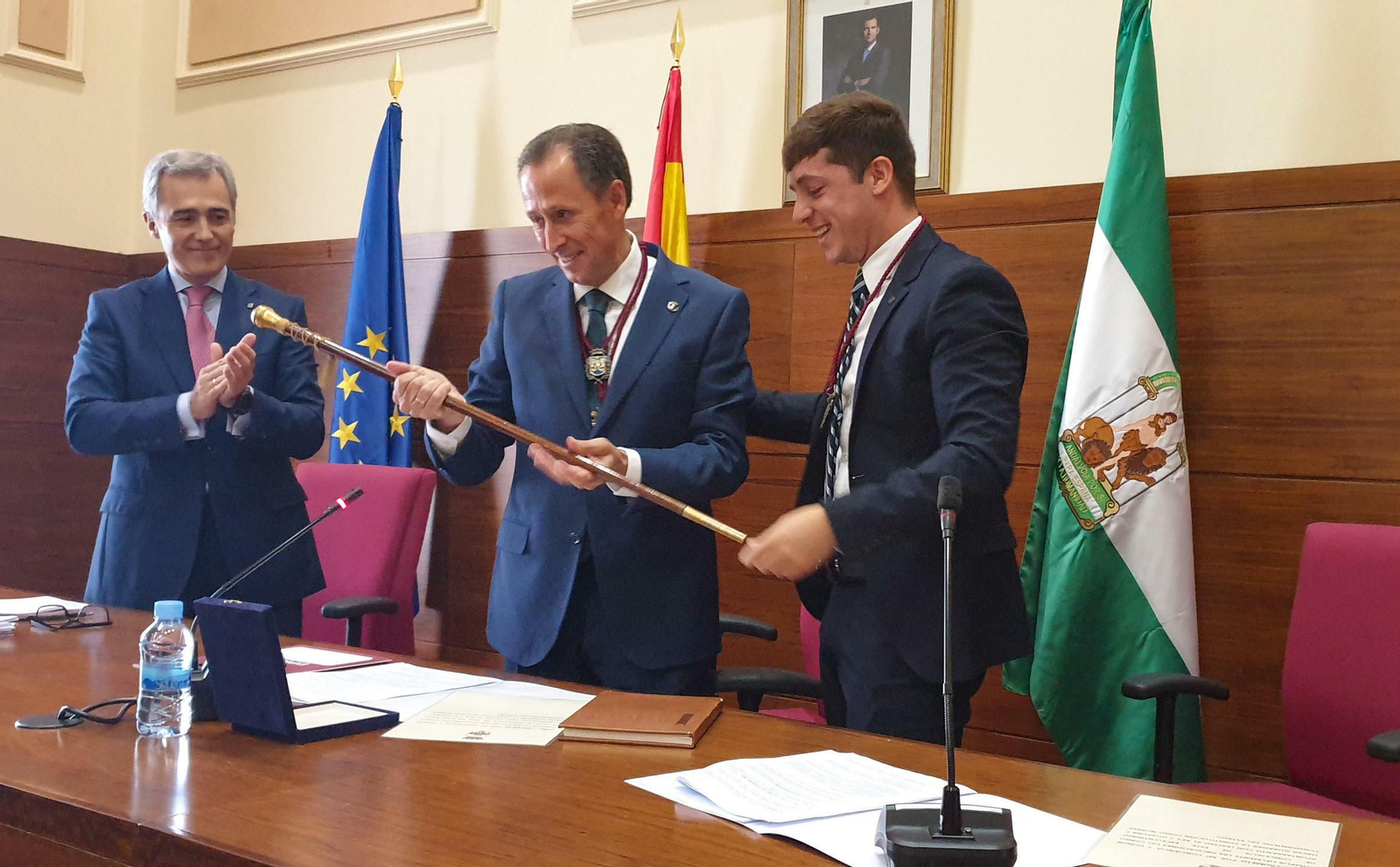 Momento en el que Román recibe el bastón de mando de Chiclana Momento en el que Román recibe el bastón de mando de Chiclana