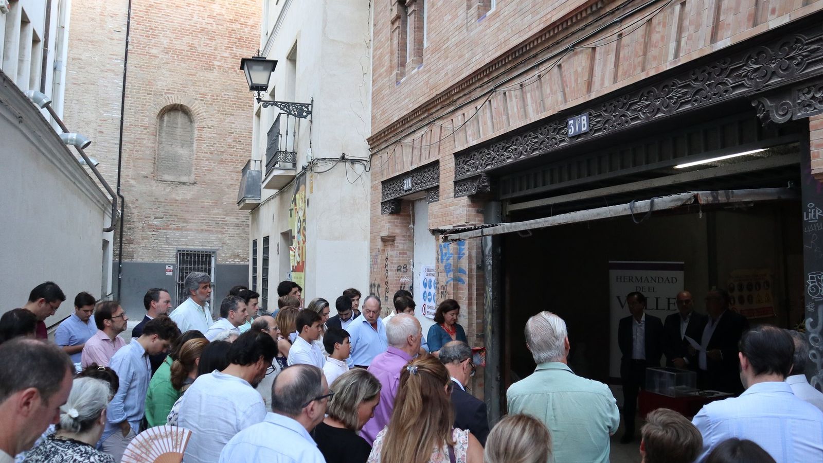 Grupo de hermanos que acudió a presenciar este momento histórico para la cofradía