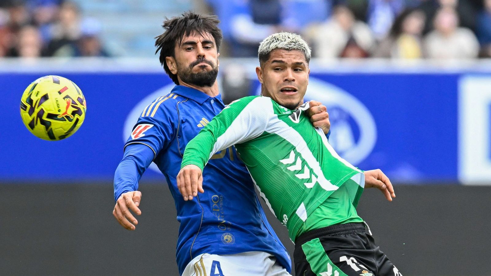 Cucho Hernándz pugna con David Costas.