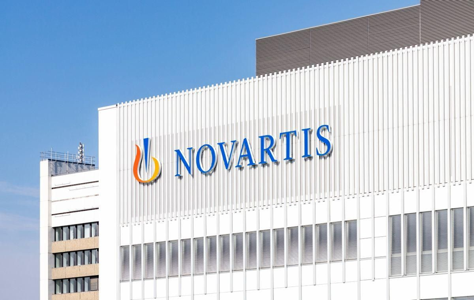 Logo de Novartis en una de las instalaciones de la compañía.