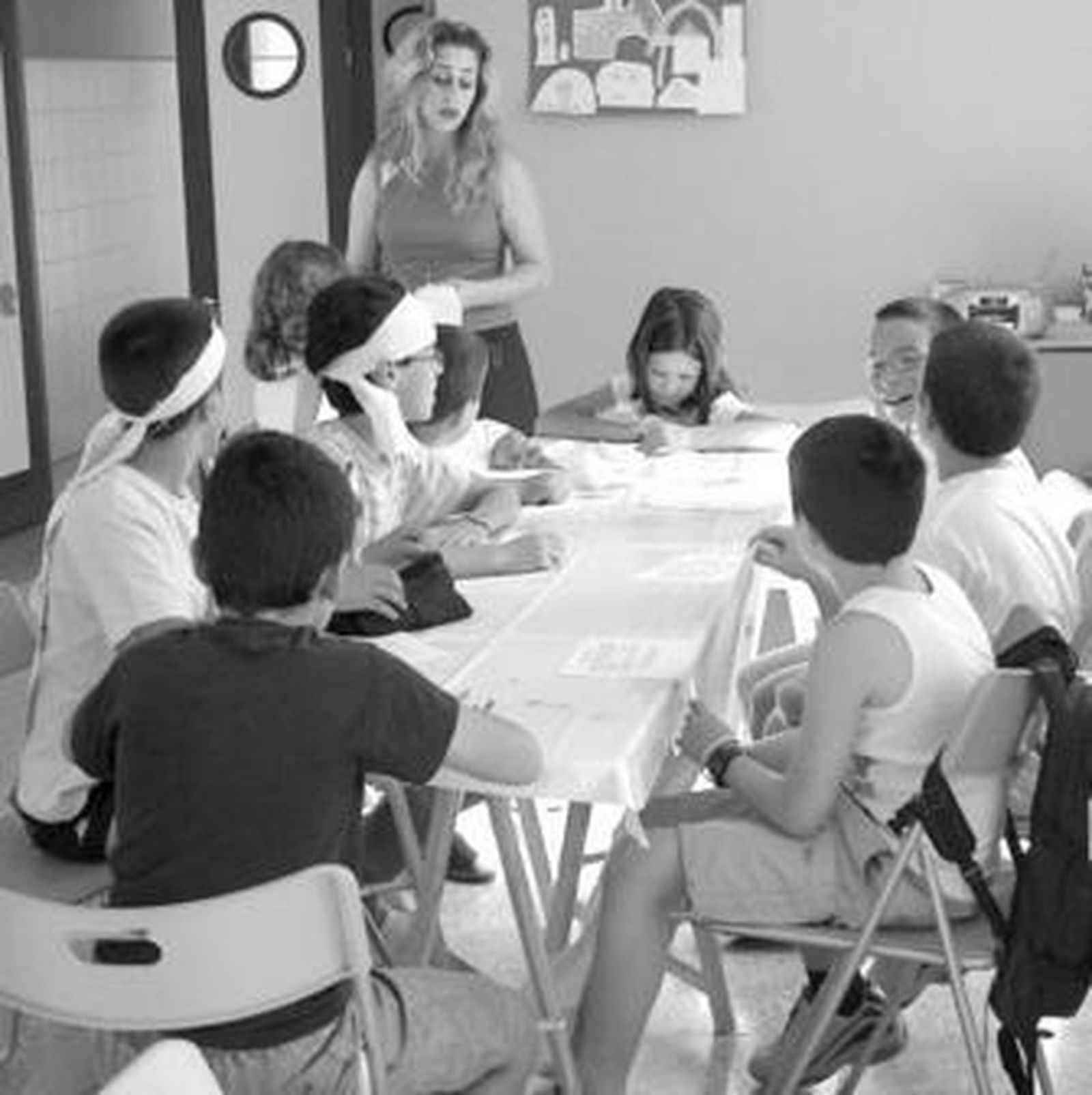 Varios niños de Tocina participan en uno de los talleres de la Escuela de Verano.
