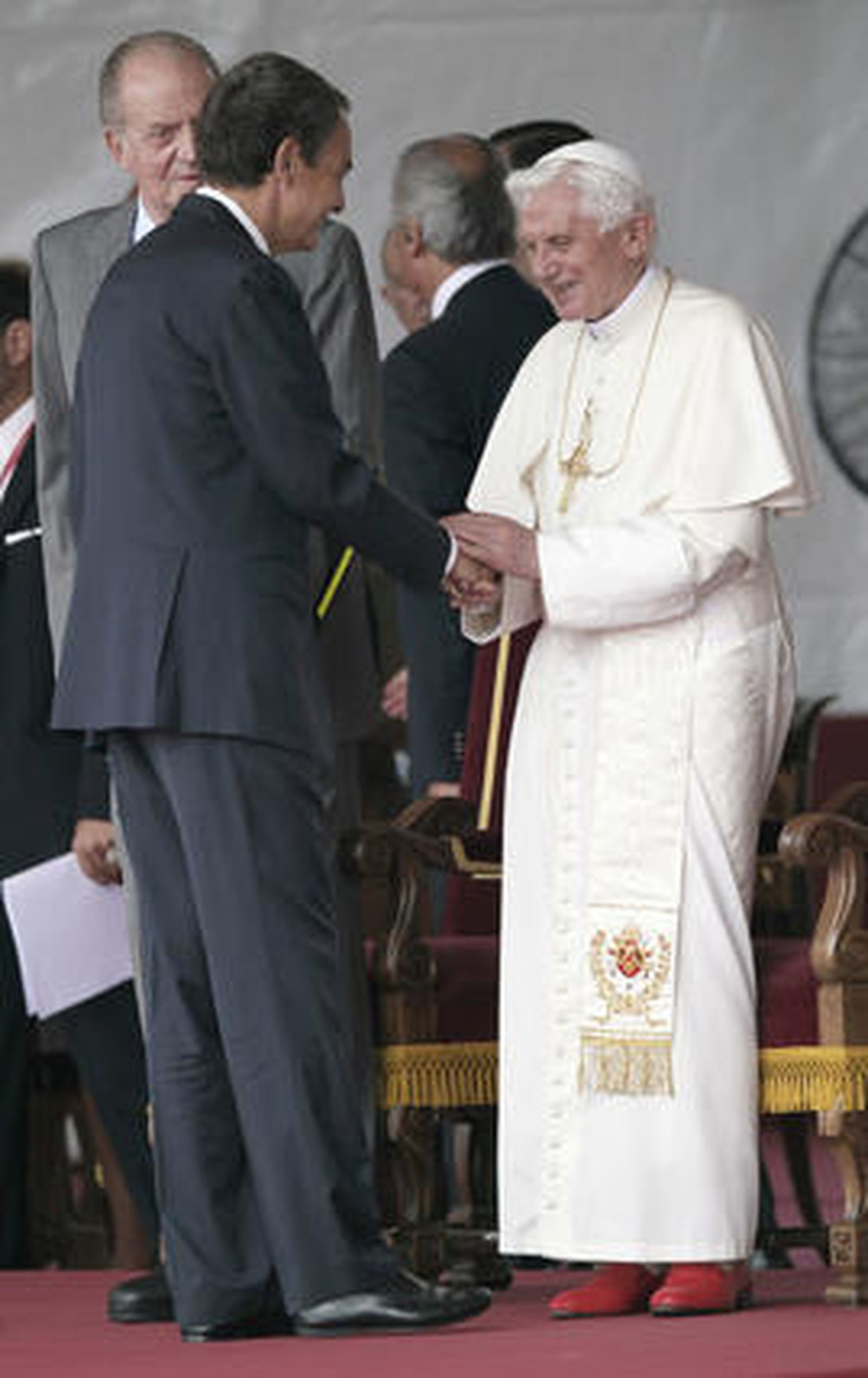 El presidente del Gobierno, saluda a su santidad en Barajas.

Foto: efe