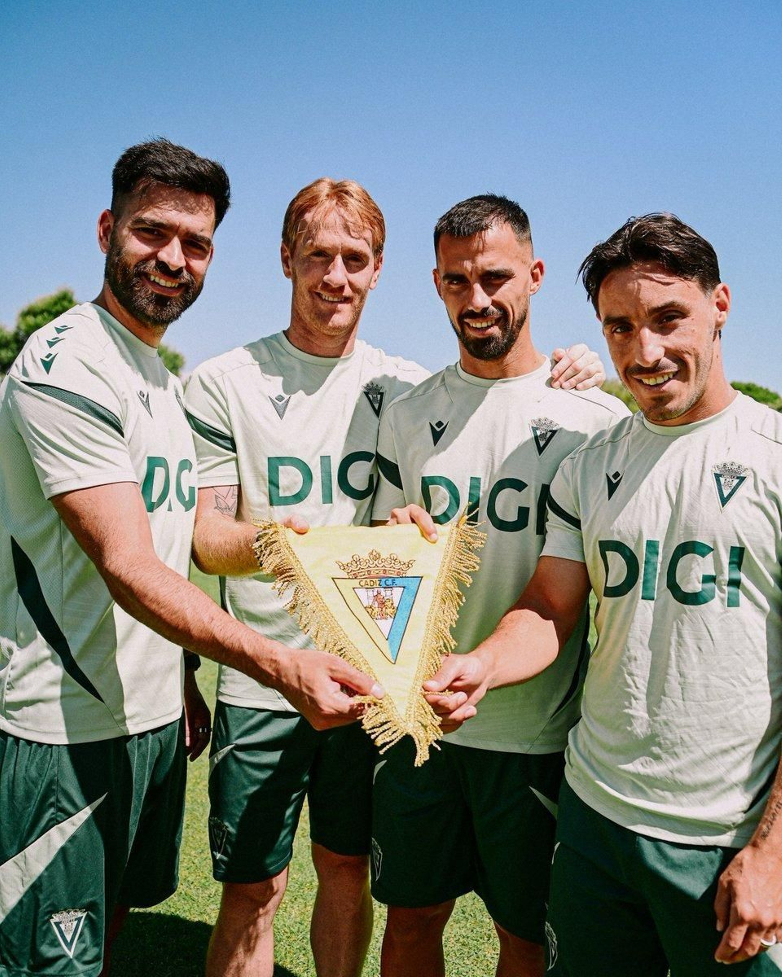 David Gil, Álex Fernández, Suso e Iza sostienen un escudo del equipo.