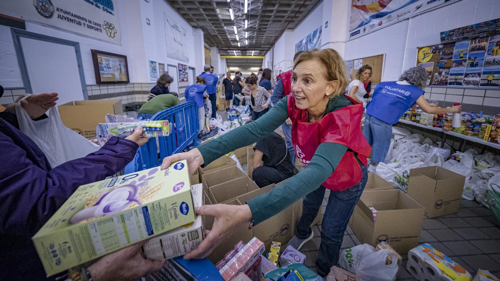 Las imágenes de la recogida de alimentos en Cádiz en solidaridad con Valencia por los efectos de la DANA