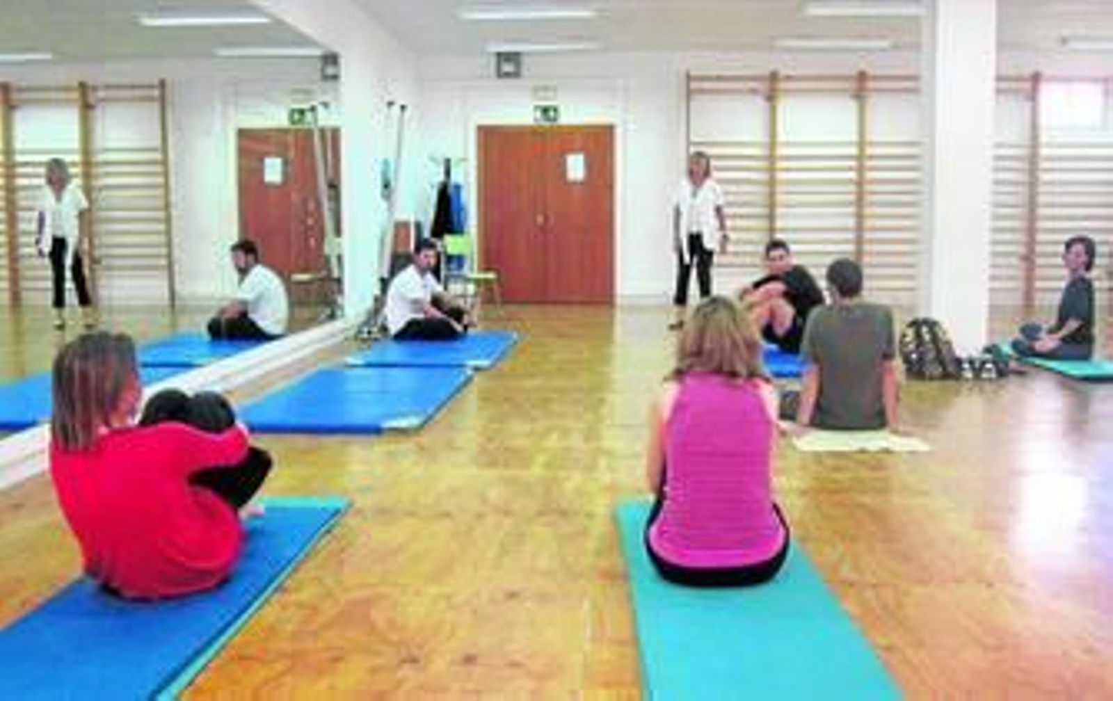 Los alumnos del curso escuchan los consejos de la profesora Ila Vicente de Haro.