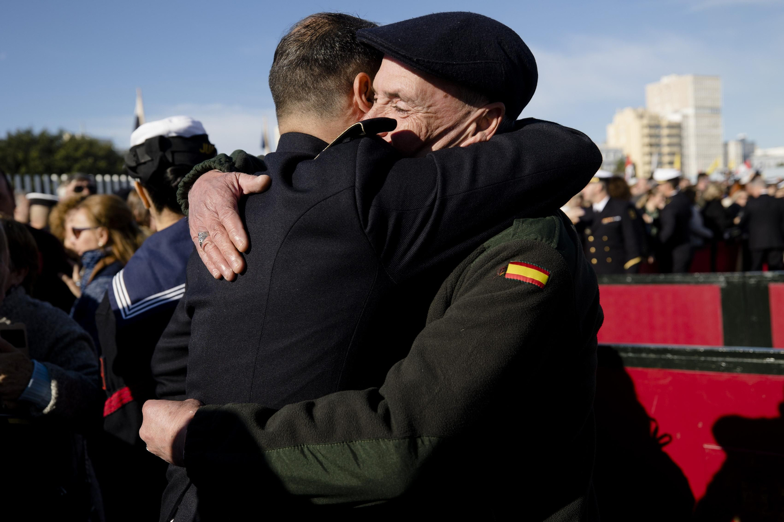 Las imágenes de la salida del buque  "Juan Sebastián de Elcano" del muelle de Cádiz.