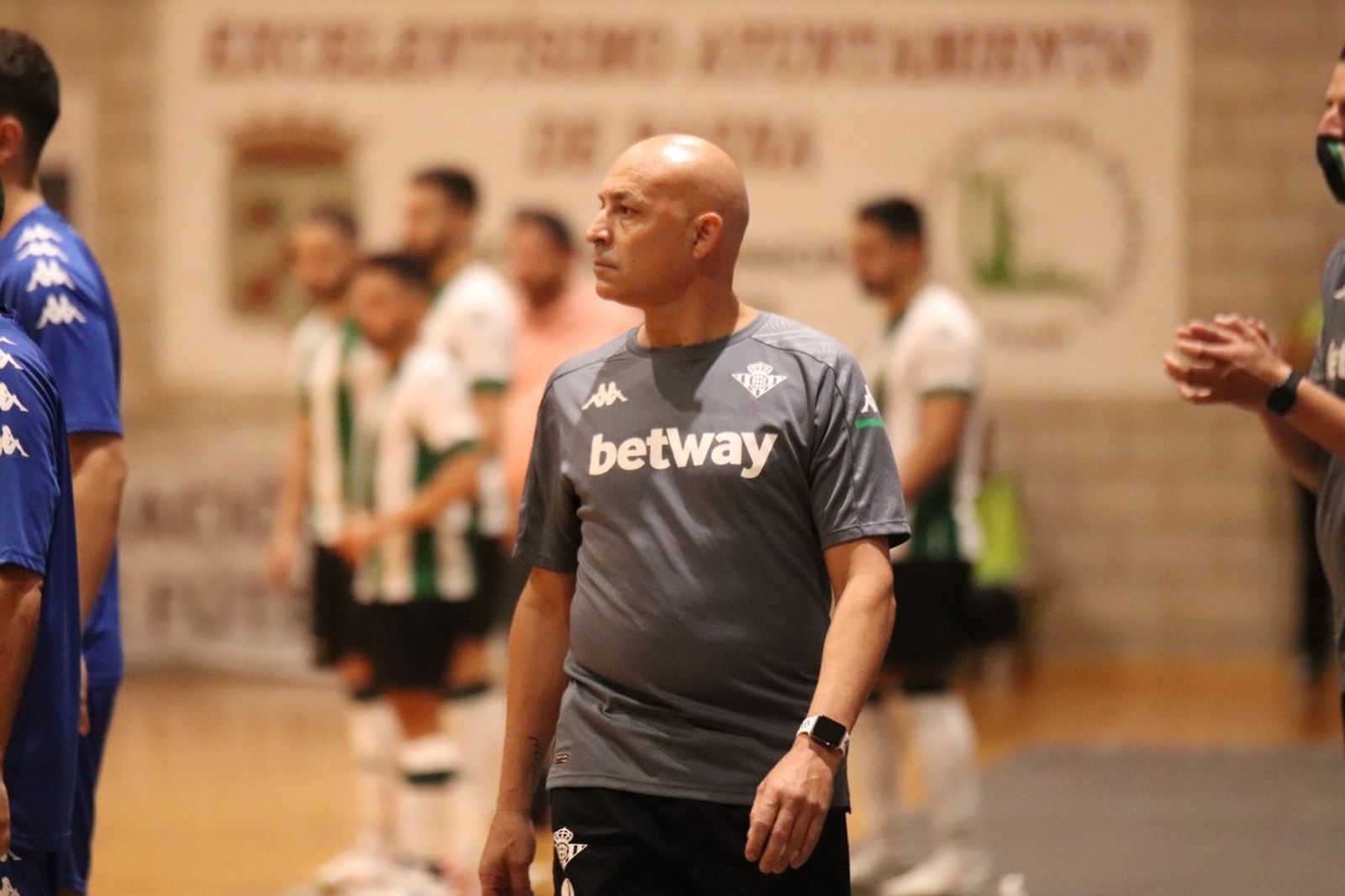 Juanito observa a sus futbolistas durante un amistoso de pretemporada.