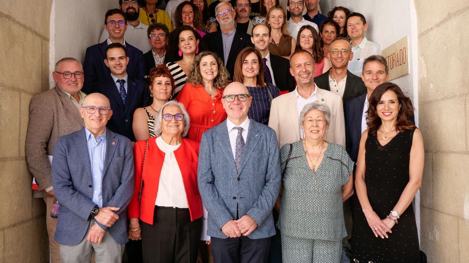 Foto de familia de los premiados. Foto de familia de los premiados.