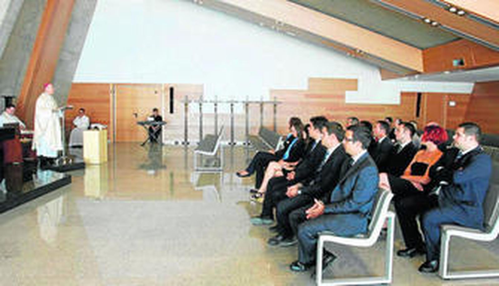 Adolfo González Montes durante la celebración de la consagración del altar y de la capilla del tanatorio.