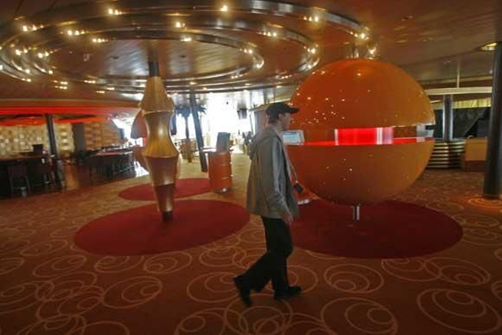 El 'Aidablu' es el primero de los 300 buques de este tipo que atracarán este año en el Puerto de Cádiz

Foto: Joaquin Pino