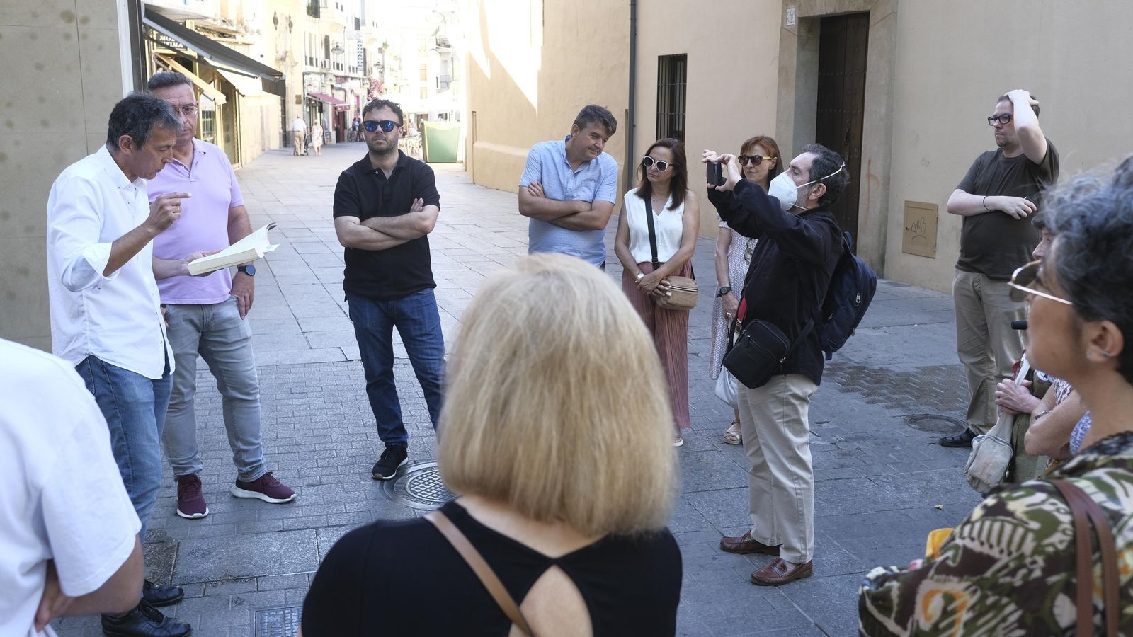 El escritor lee algunas páginas de su libro 'Sin Epitafio'.