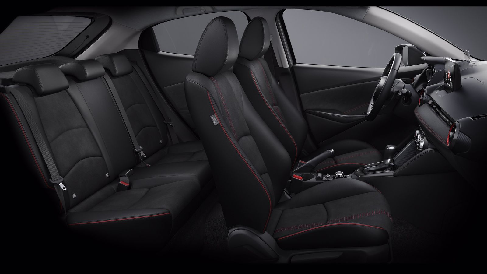 Los asientos han sido modificados de cara a este restyling. Son de cuero en las versiones Homura.