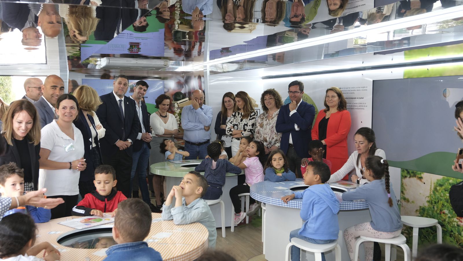 Imágenes de la caravana Frutibús, alimentación saludable, en Las Norias (El Ejido)