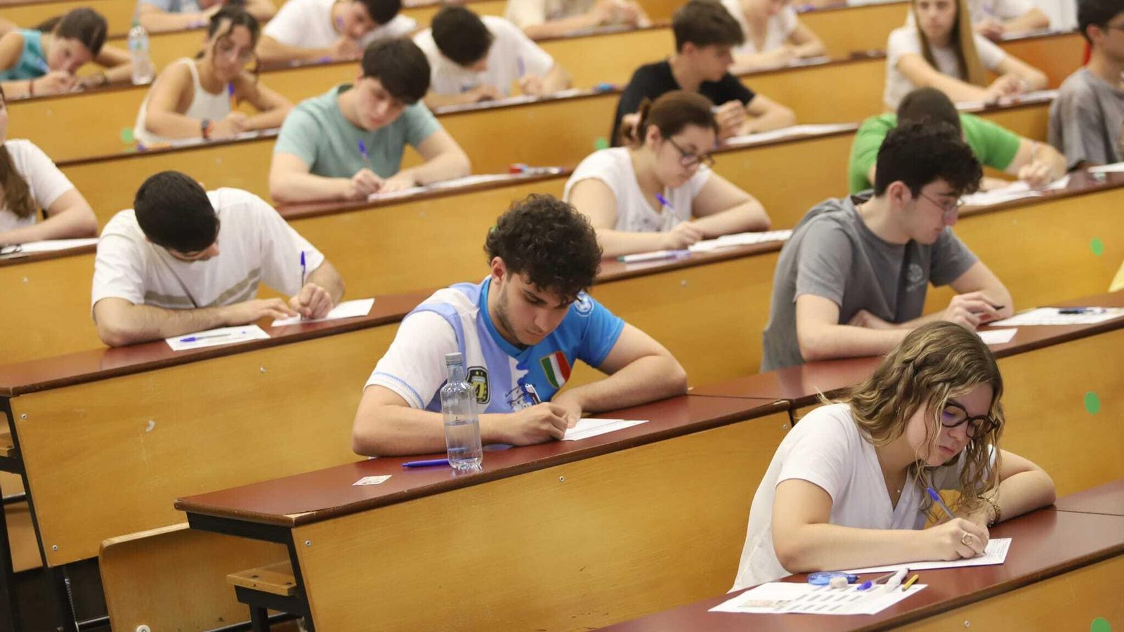 Jóvenes malagueños durante las pruebas de acceso a la universidad.