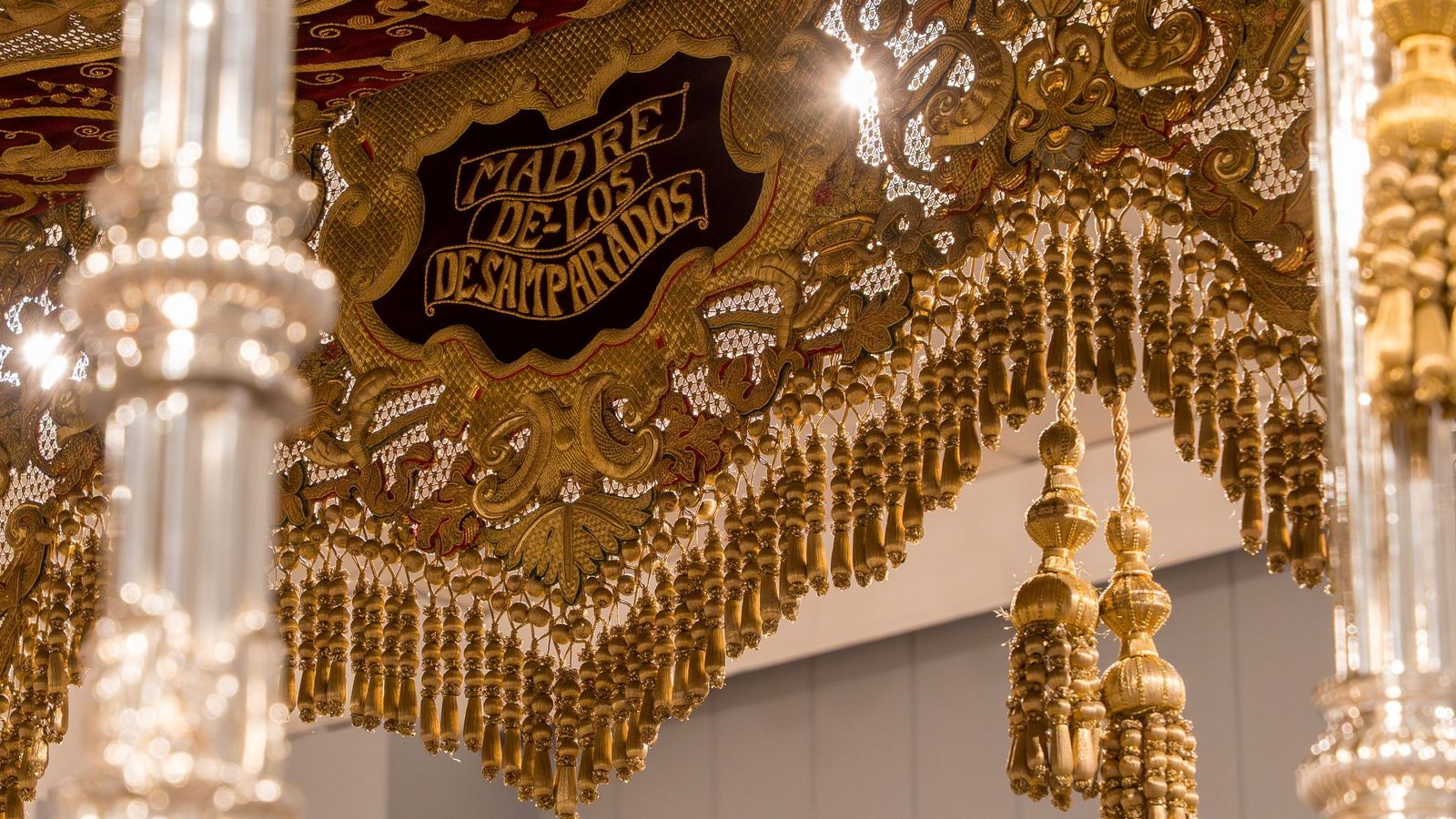 Detalle de una de las caídas del palio de María Madre de los Desamparados