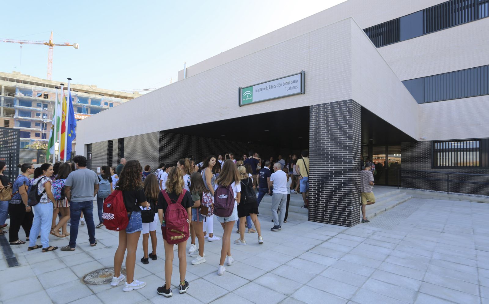 Alumnos en el primer día de clase en el instituto Teatinos.