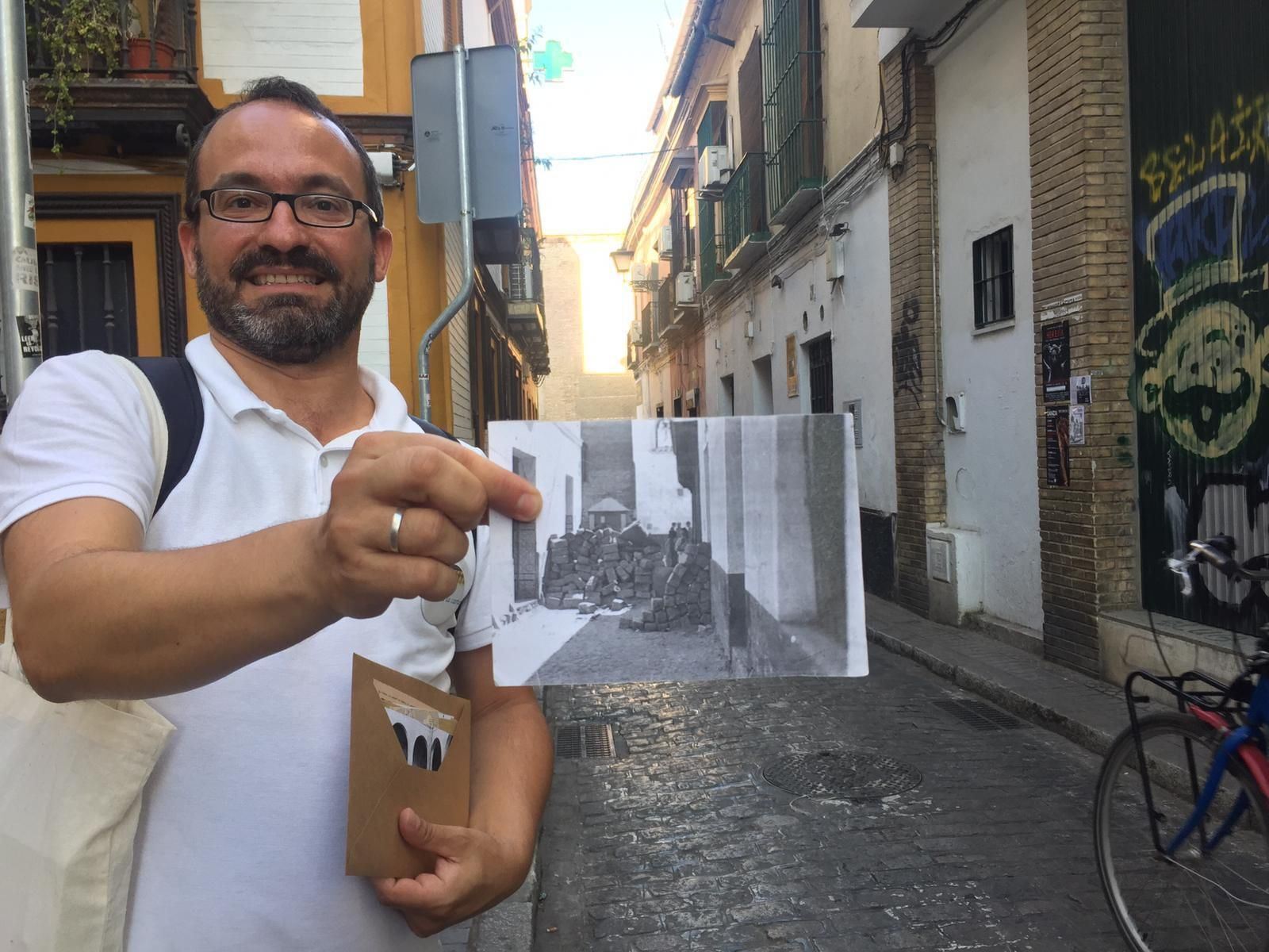 Guía de Sevilla a la Carta muestra una fotografía antigua.