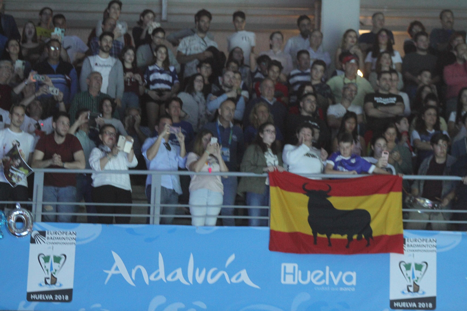 Las gradas del pabellón Carolina Marín se llenaron para ver ganar el oro a la onubense.