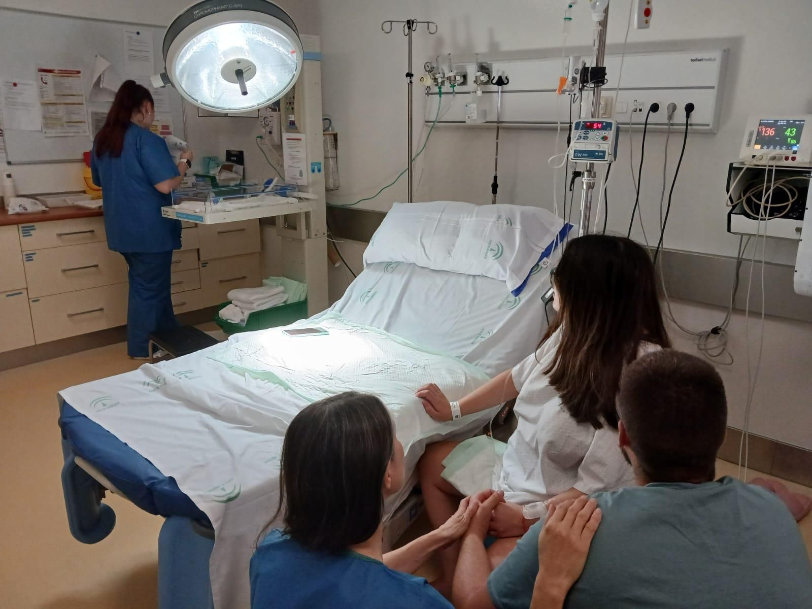 Una mujer en la sala de paritorios del Hospital de Motril