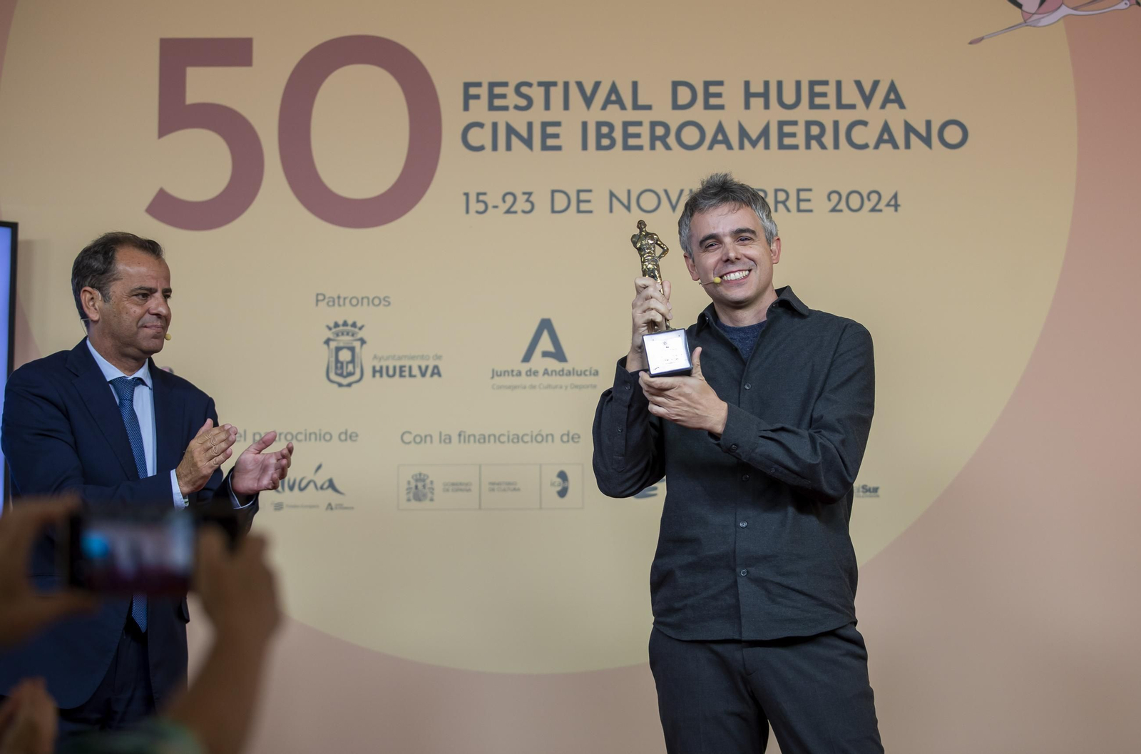 Guillermo Rojas recoge el premio a Mejor Cineasta de Andalucía. Guillermo Rojas recoge el premio a Mejor Cineasta de Andalucía.