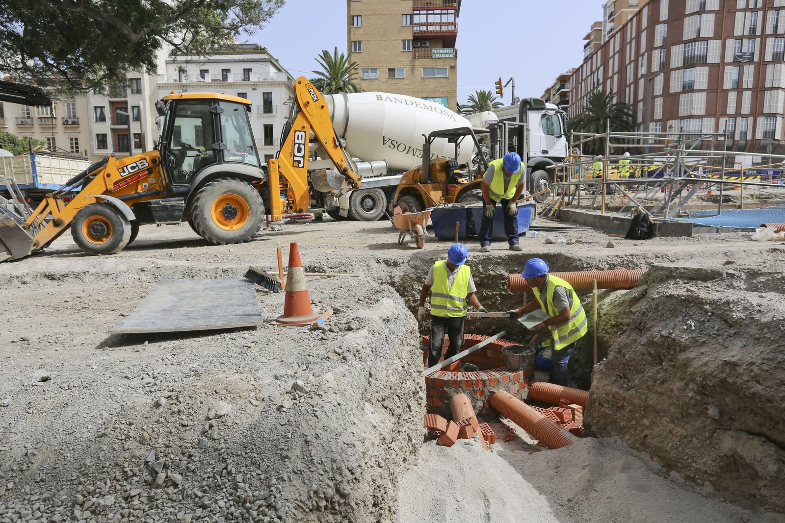 Fotos de la obra a contrarreloj en la Alameda Principal de Málaga