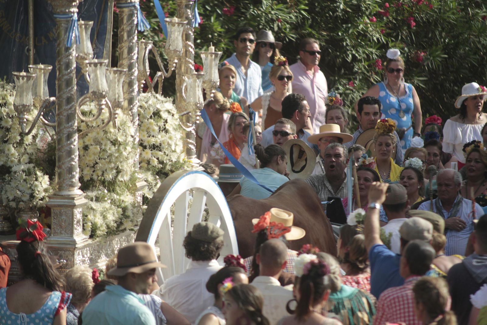 Las hermandades cruzan el vado del Quema