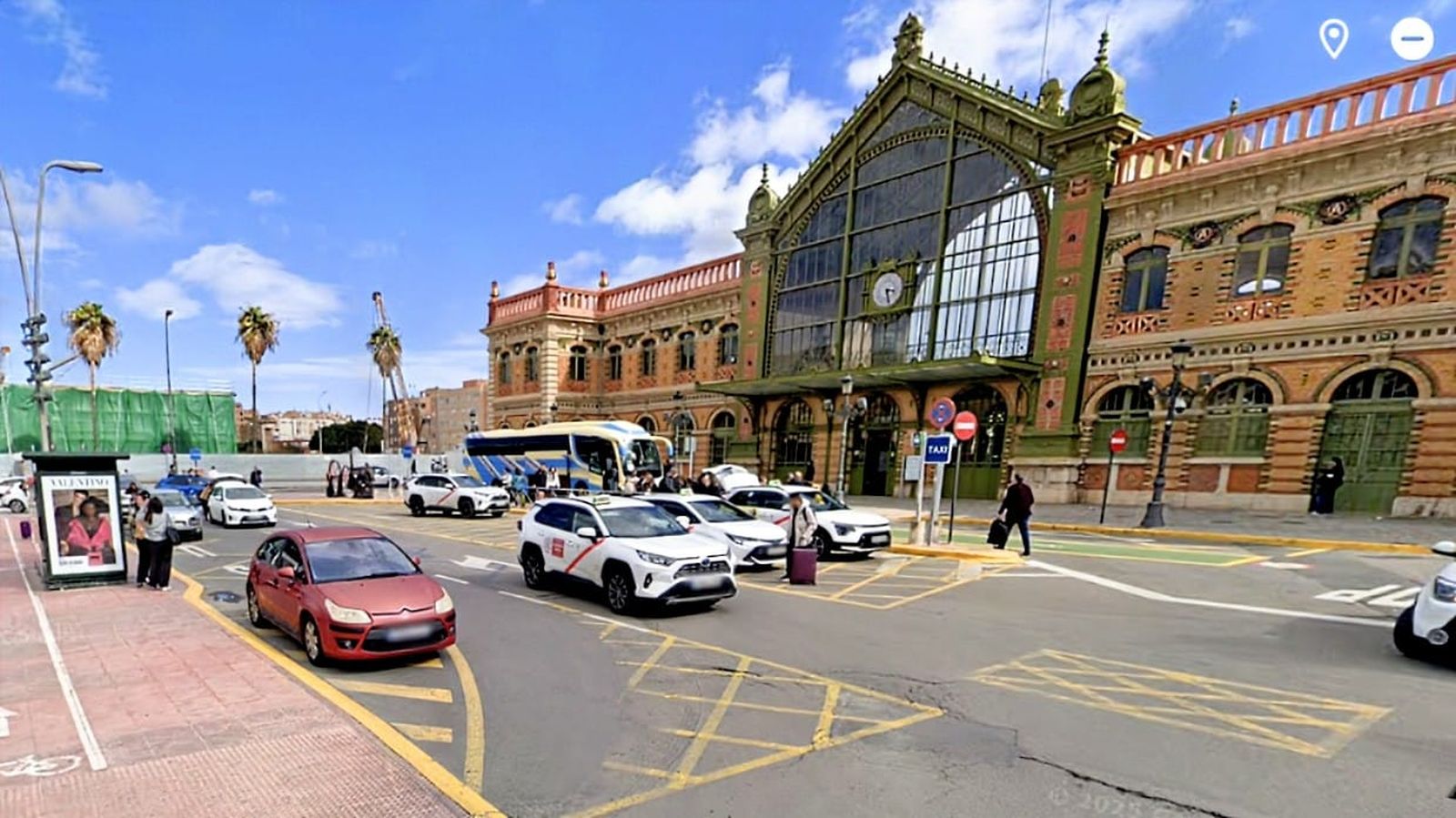 Una de las paradas de taxis con más tránsito de Almería capital, la de la antigua estación de trenes.
