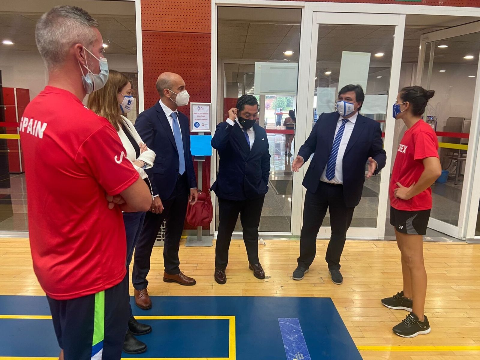 El alcalde Gabriel Cruz, durante su visita a Carolina Marín en el CAR.
