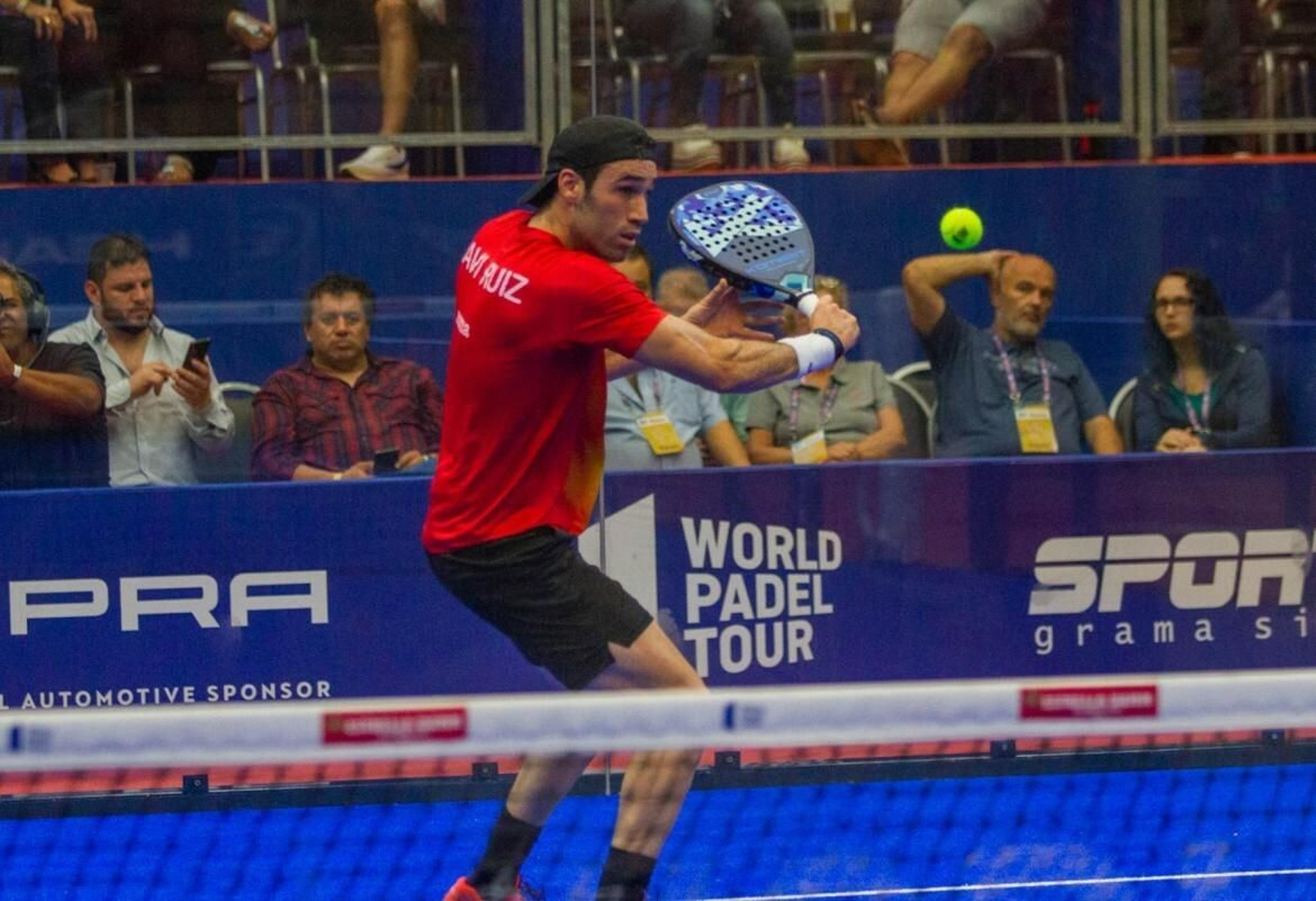 Ruiz prepara un golpeo durante un punto