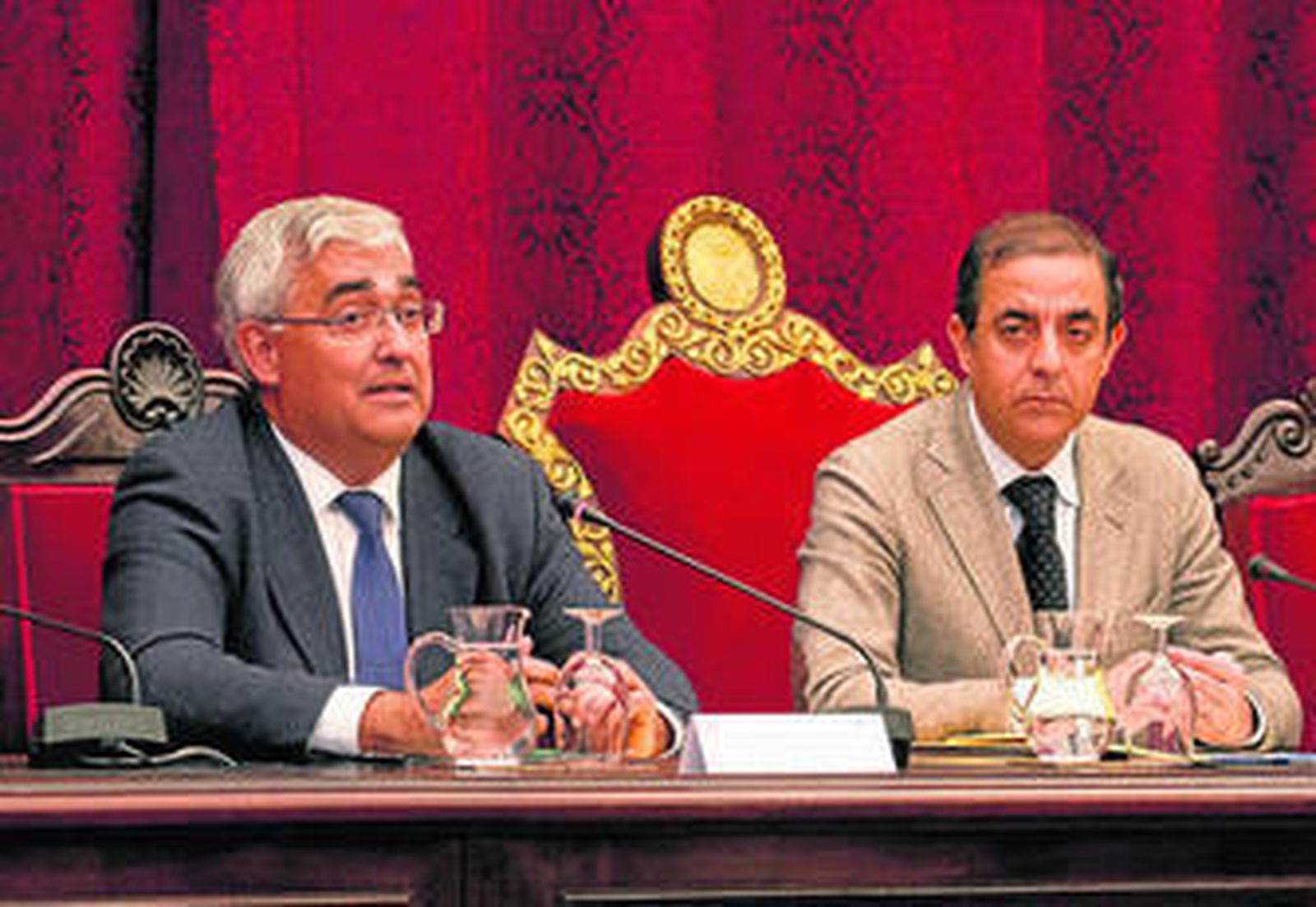Antonio Ramírez de Arellano y Miguel Ángel Castro, ayer, en la inauguración de la asamblea de la AUIP.