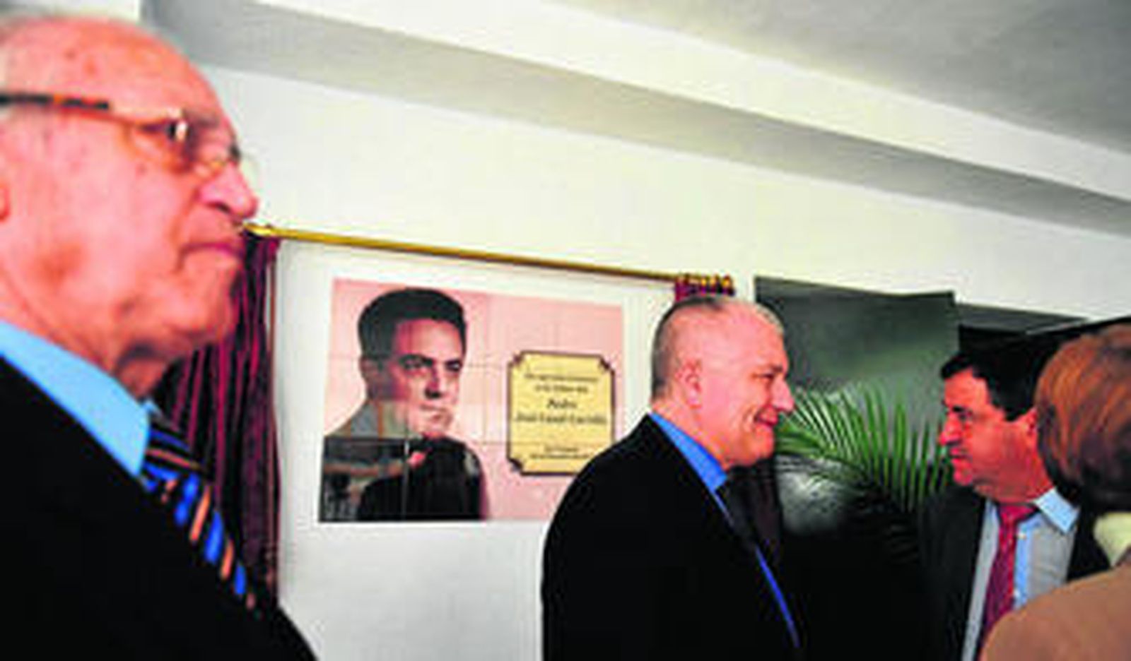 Familiares de Casal Carrillo, entre ellos el periodista Manuel Casal, junto a la placa conmemorativa.