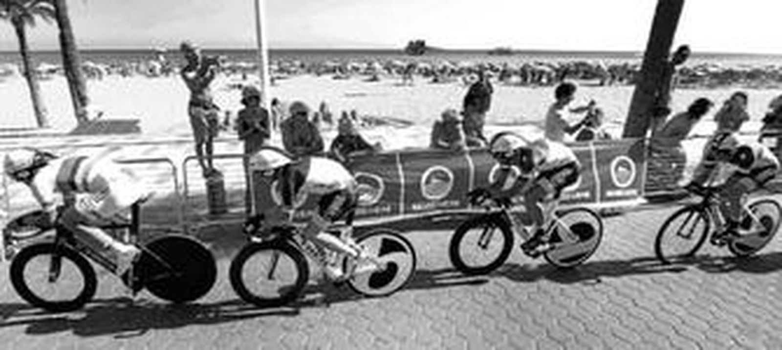 El equipo Leopard, comandado por Cancellara, recorre el paseo marítimo de Benidorm durante la etapa de ayer.